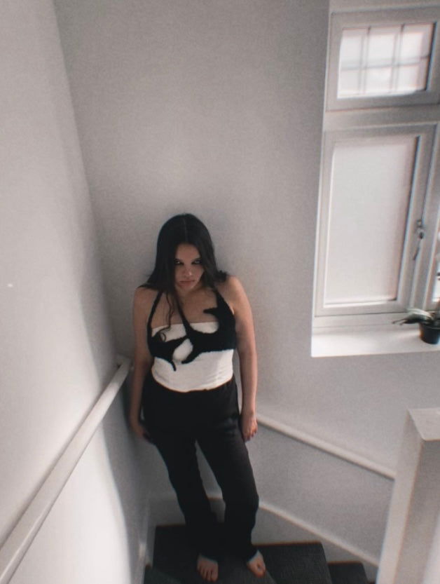 Soft asymmetric crocheted top N°1